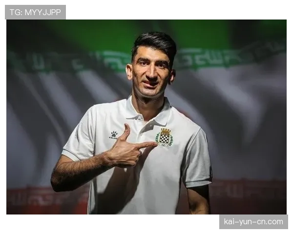 镜头特写:门将出击单拳击出传中球,与己方后卫相撞后险酿乌龙